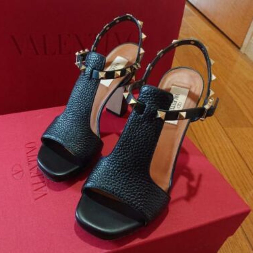 Valentino Rockstud block heel sandals. Size 39. Great condition!